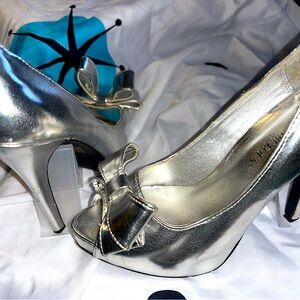JUST FABULOUS  PARIS HILTON EDITION CHROME SILVER BIG BOW HEELS SIZE 8